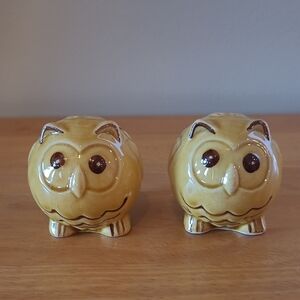VINTAGE Yellow Round Ball Shaped Ceramic Owl Salt and Pepper Shakers